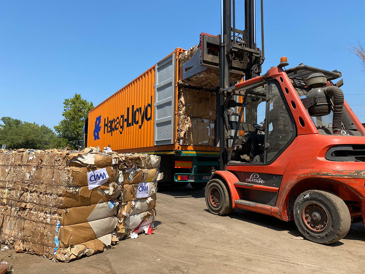 Carico di container Hapag-Lloyd per l’esportazione