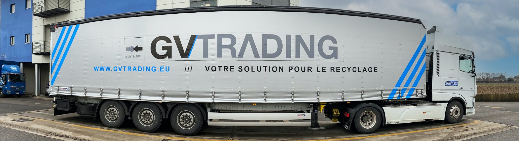 Semirimorchio GV Trading con il claim «Votre solution pour le recyclage»